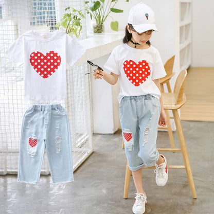 Kinderanzug mit weißem T-Shirt und zerrissenen Jeans für Mädchen