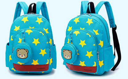 Eine kleine Bären-Kindergartentasche mit doppelter Umhängetasche