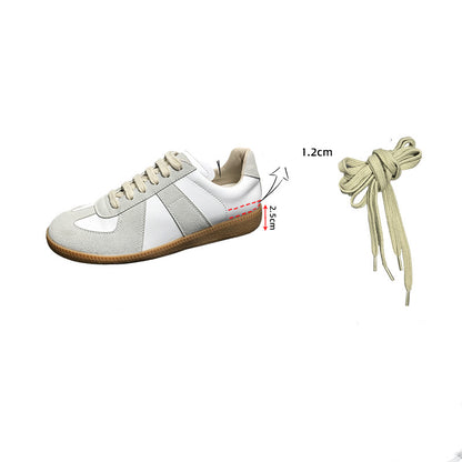 Kleine weiße Schuhfrau mit Lederhöhe