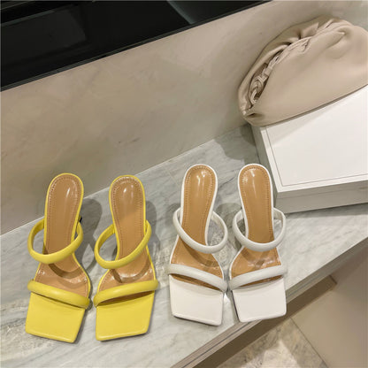 Sandalen und Hausschuhe mit quadratischer Zehenpartie und hohem Absatz. Bonbonfarbene Damenschuhe mit Stiletto-Absatz