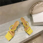 Sandalen und Hausschuhe mit quadratischer Zehenpartie und hohem Absatz. Bonbonfarbene Damenschuhe mit Stiletto-Absatz