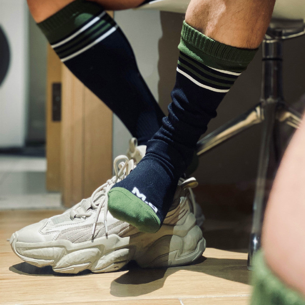 Gestreifte High-Tube-Fußballsocken aus Nylon für sportliche Haltbarkeit