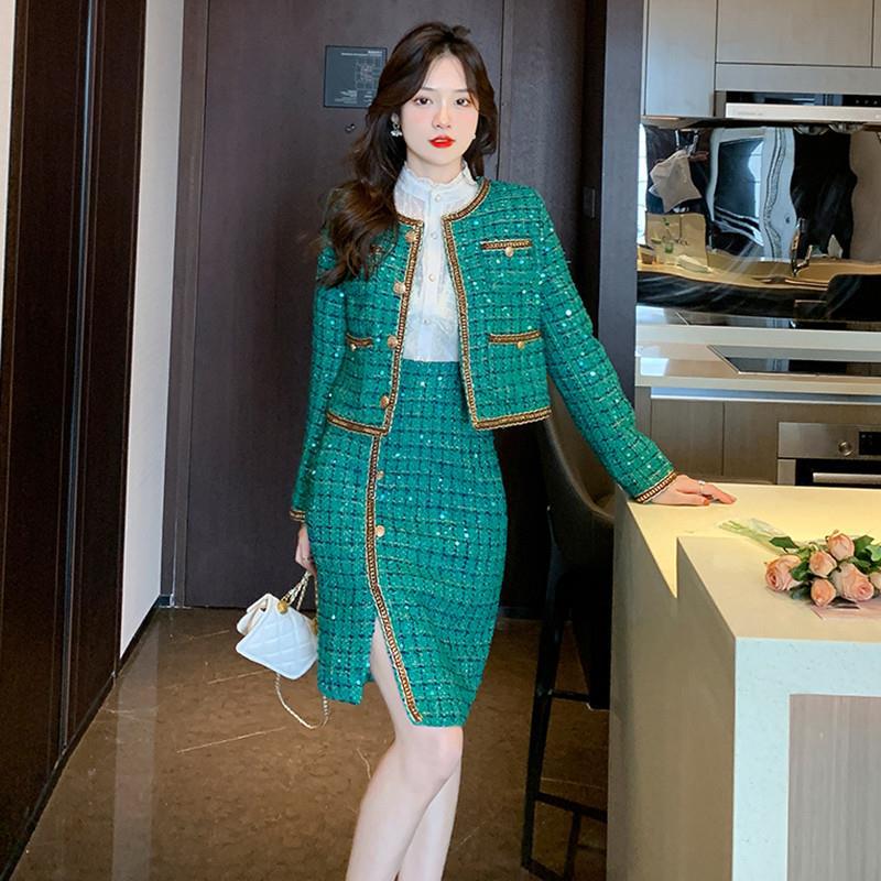 Elegant green tweed coat with irregular sheath skirt