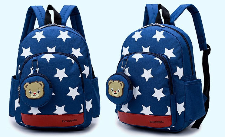 Eine kleine Bären-Kindergartentasche mit doppelter Umhängetasche