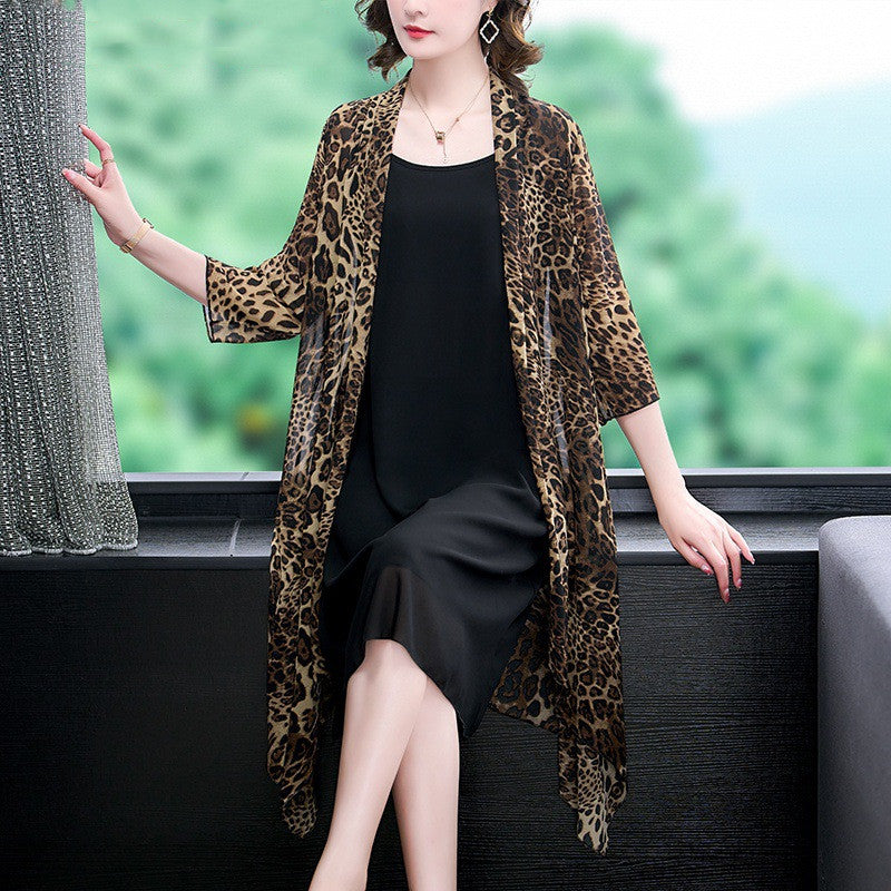 Elegant fashionable loose and slimming ladies cardigan jacket made of silk with leopard print