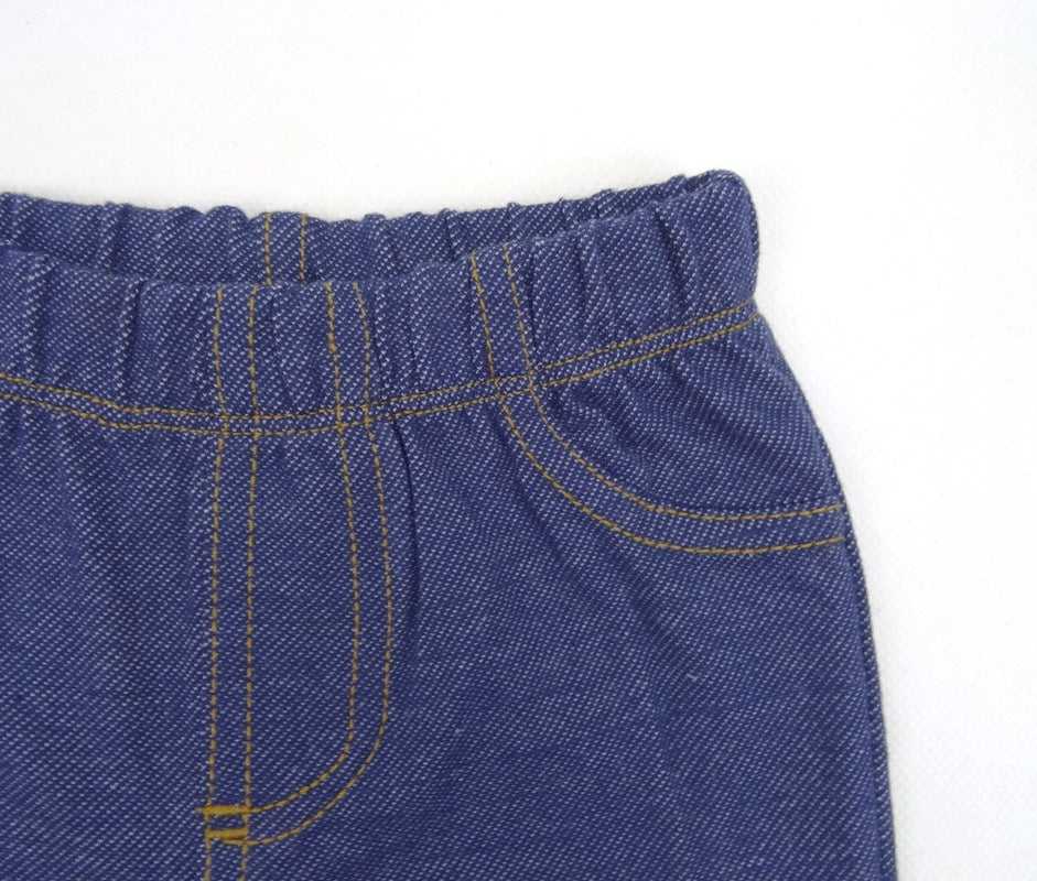 Ein zweiteiliges Jeans-Set für Kinder