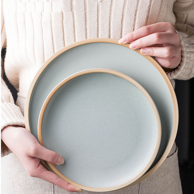 Matt ceramic plate in pure color