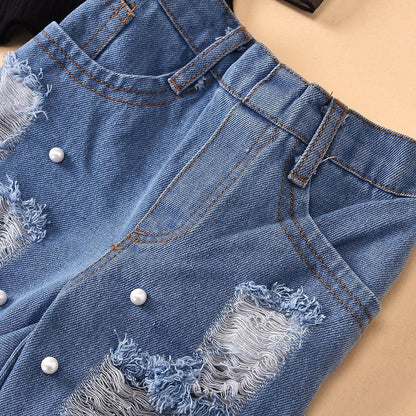 Zerrissene mit Löchern verzierte Jeans-Kinderjacke mit rohen Kanten