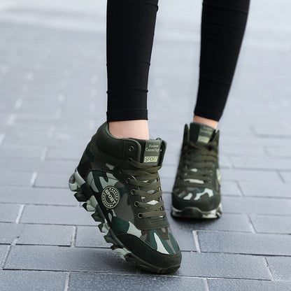 Lässige erhöhte Sneakers mit Camouflage-Muster für Damen