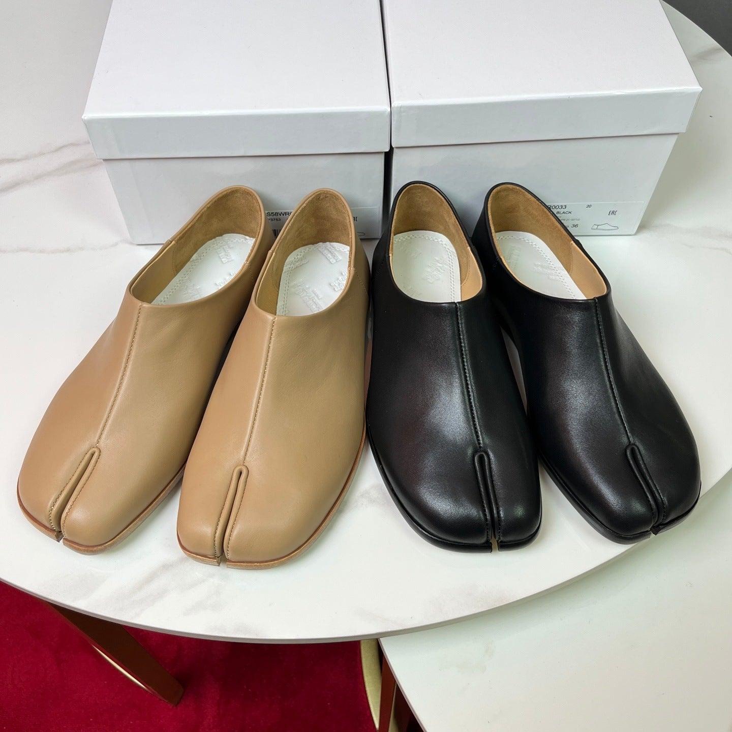 Single shoe made of genuine leather with flat sole for comfort