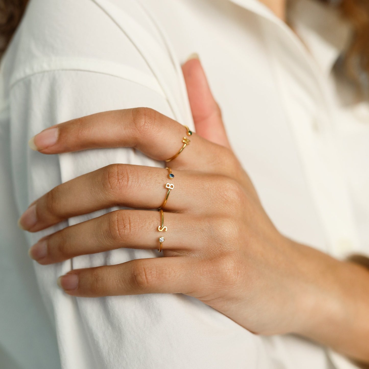 Offener Ring aus Edelstahl mit 26 Buchstaben. Dreidimensionaler Buchstabe „Love“.