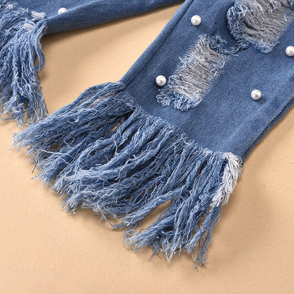 Zerrissene mit Löchern verzierte Jeans-Kinderjacke mit rohen Kanten