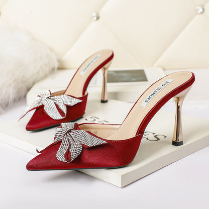 Pointed pumps with bow