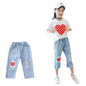 Kinderanzug mit weißem T-Shirt und zerrissenen Jeans für Mädchen