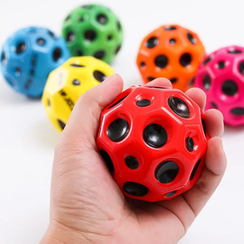 Lochball weicher Hüpfball Anti-Fall-Mondform poröser Hüpfball Kinder-Spielzeug für drinnen und draußen ergonomisches Design
