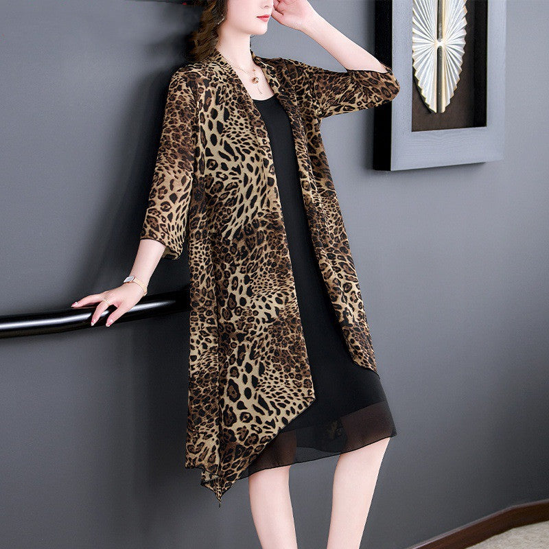 Elegant fashionable loose and slimming ladies cardigan jacket made of silk with leopard print