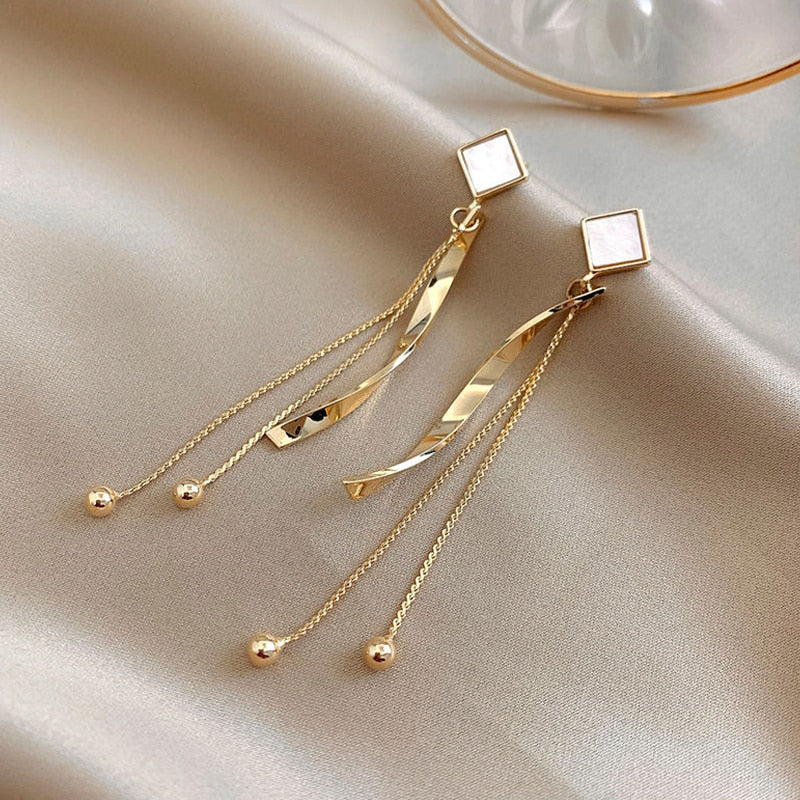 Trend Simulation Pearl Long Earrings