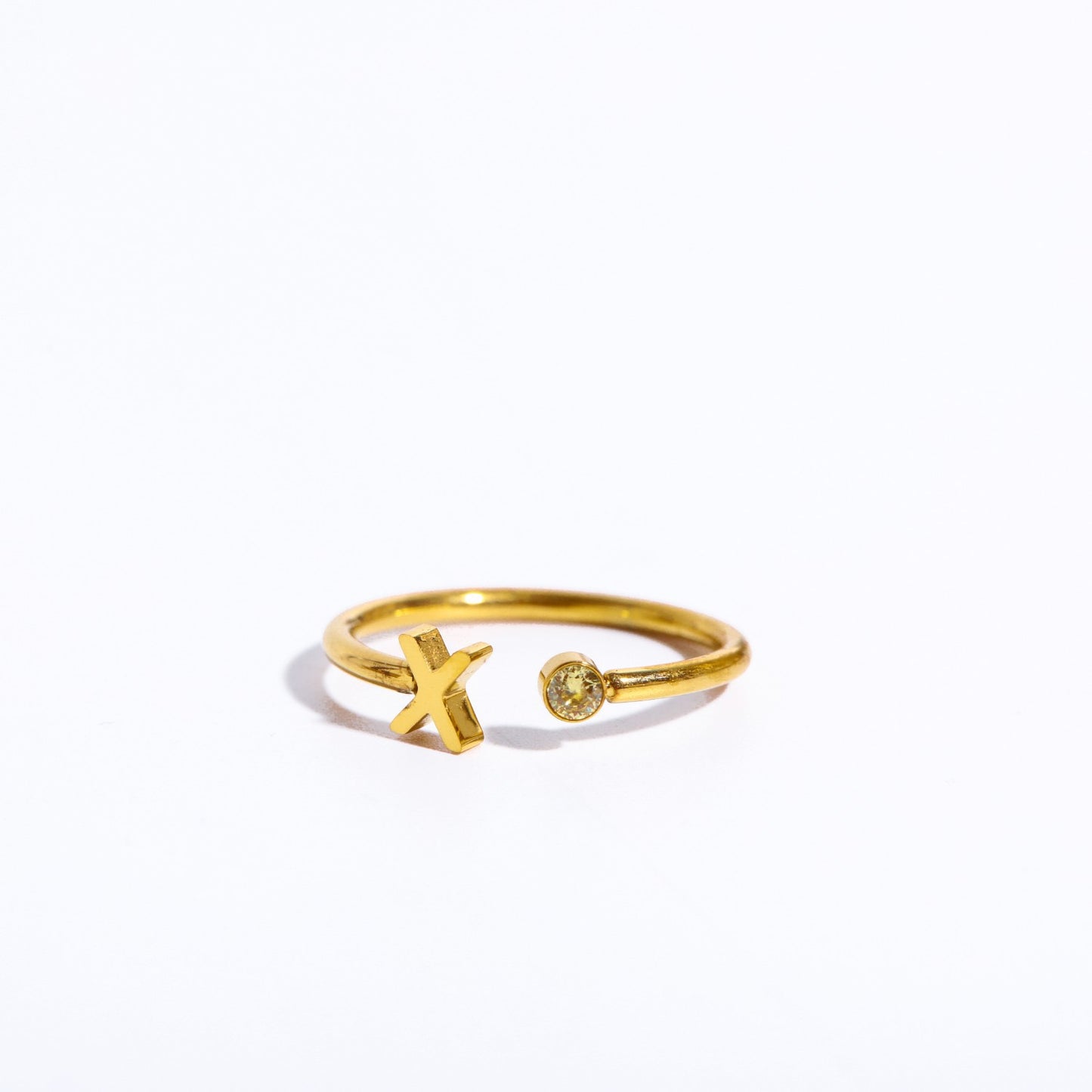 Offener Ring aus Edelstahl mit 26 Buchstaben. Dreidimensionaler Buchstabe „Love“.