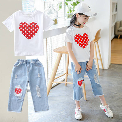 Kinderanzug mit weißem T-Shirt und zerrissenen Jeans für Mädchen