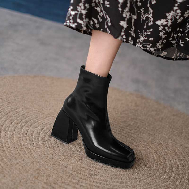 Fashionable women's boots made of soft leather Women's shoes