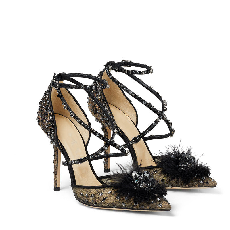 Nudefarbene Blumenpumps mit Strass und Spitze