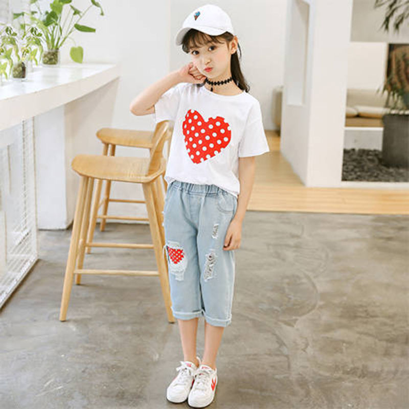 Kinderanzug mit weißem T-Shirt und zerrissenen Jeans für Mädchen