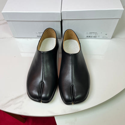 Single shoe made of genuine leather with flat sole for comfort