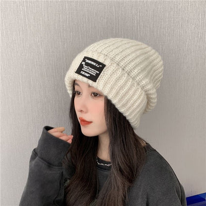 Big face makes face look smaller. Wool hat warm female