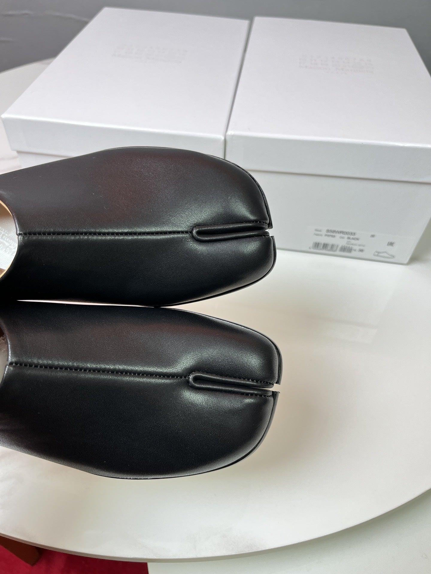 Single shoe made of genuine leather with flat sole for comfort