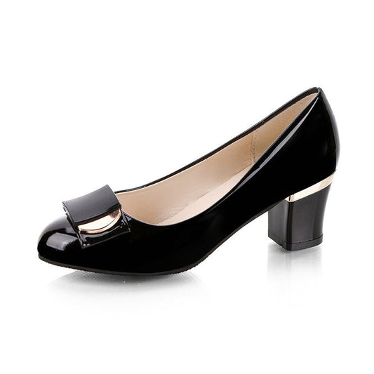 Single patent leather shoe with round toe and chunky heel