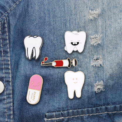 Cartoon Spritze Rosa Pille Emaille Pins Lächeln Zähne Broschen Medizinische Orgel Metall Abzeichen Denim Tasche Revers Pin Schmuck Geschenke Für kinder